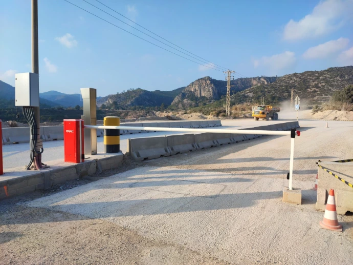 Barrera vehicular de control de acceso. Ubicada en una zona de alta circulación de vehículos pesados