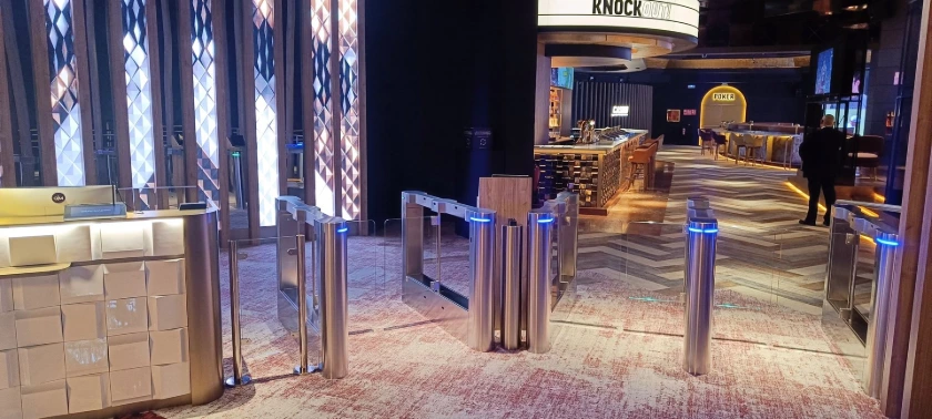 Speedsgates, pasillos automáticos o motorizados de control de acceso peatonal con diseño moderno acorde a la decoración con pantallas digitales que adorna la zona de acceso