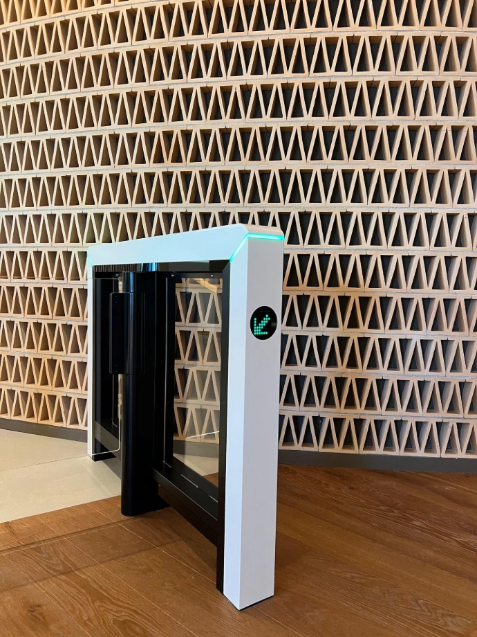Detalle de una de las máquinas de control de acceso de la marca ZKTeco, modelo Mars S1000, blanco, negro y vidrio. Moderno y con gran diseño. Al igual que la zona en la que se sitúa. 